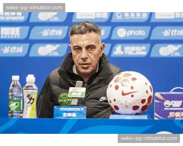 终场哨响，浙江队主教练罗斯·阿洛伊西场边沉思